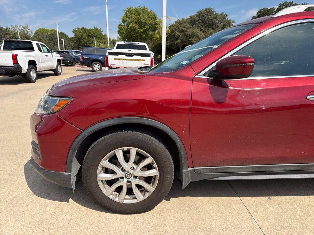 Used 2018 Nissan Rogue SV AWD/4WD image 2