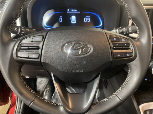 Used 2025 Hyundai Venue Limited image 18