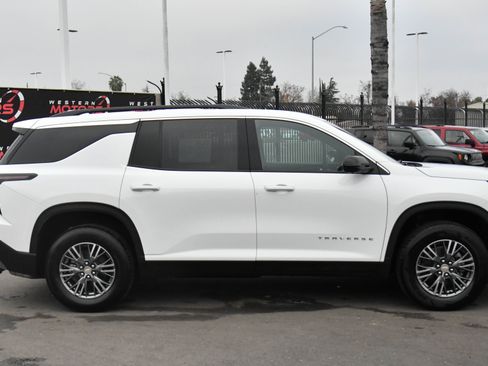 Used 2024 Chevrolet Traverse LT image 9