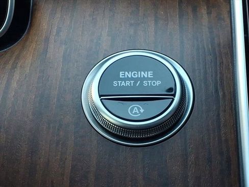 Used 2025 Mercedes-Benz C 300 4MATIC Sedan image 25