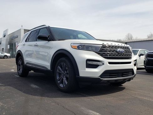 Used 2023 Ford Explorer XLT w/ Equipment Group 202A image 3