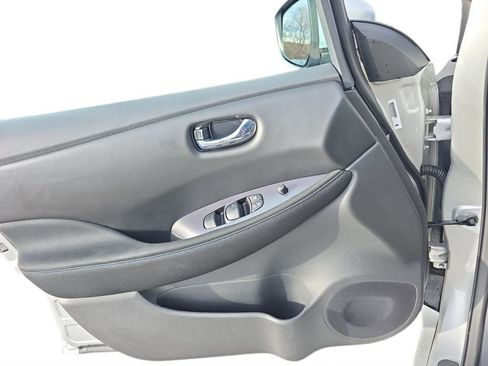 Used 2025 Nissan Leaf S image 17