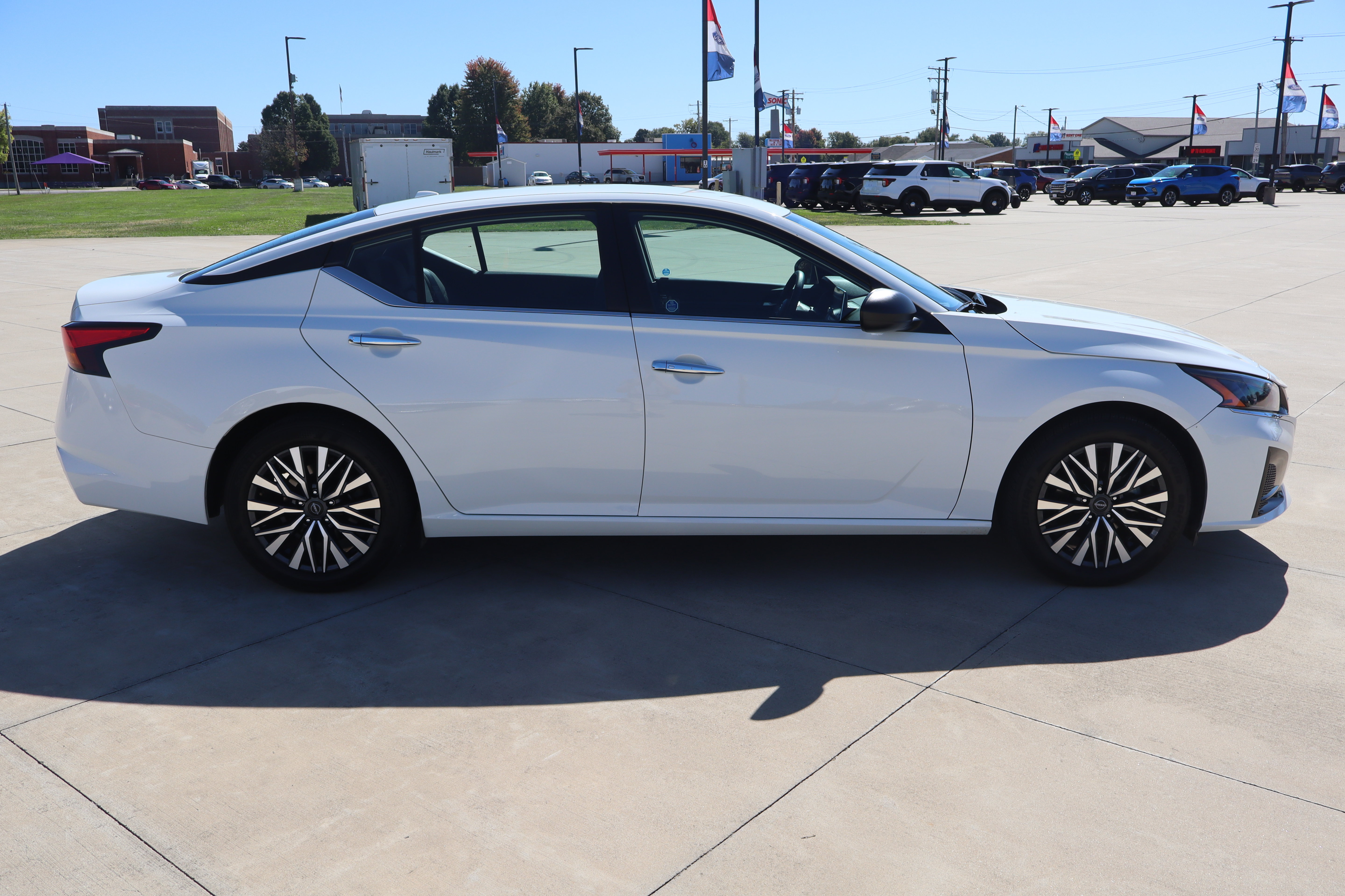 Used 2025 Nissan Altima 2.5 SV FWD image 4