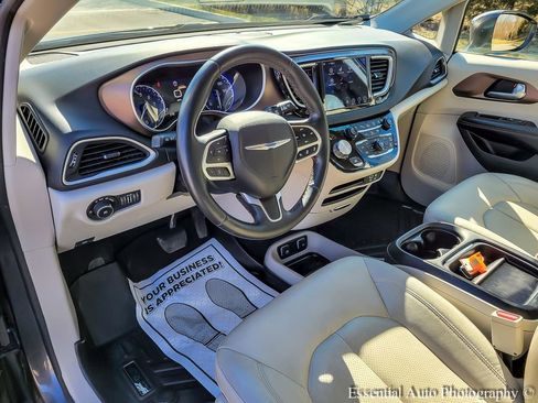 Used 2019 Chrysler Pacifica Touring-L w/ Advanced Safetytec Group image 9
