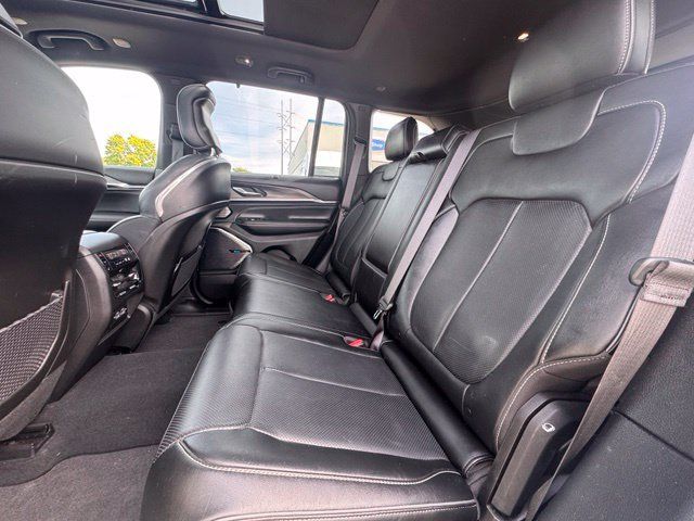 Used 2023 Jeep Grand Cherokee Overland w/ Luxury Tech Group IV AWD/4WD image 12