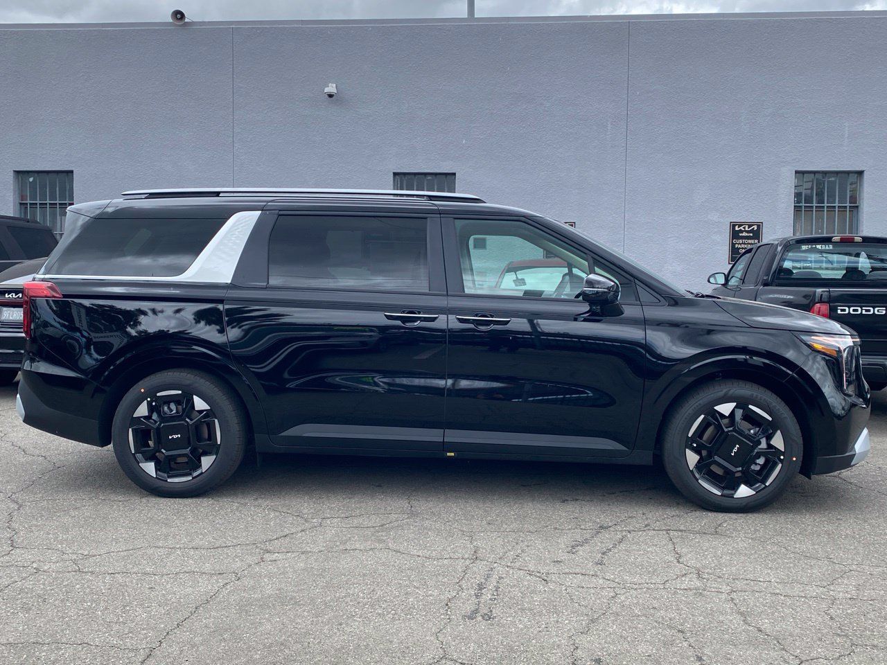 New 2026 Kia Carnival EX FWD image 2
