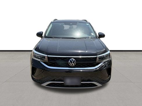 Used 2024 Volkswagen Taos SE FWD image 2