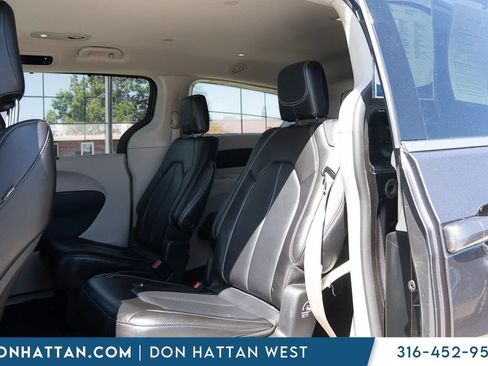 Used 2023 Chrysler Pacifica Touring-L FWD image 16