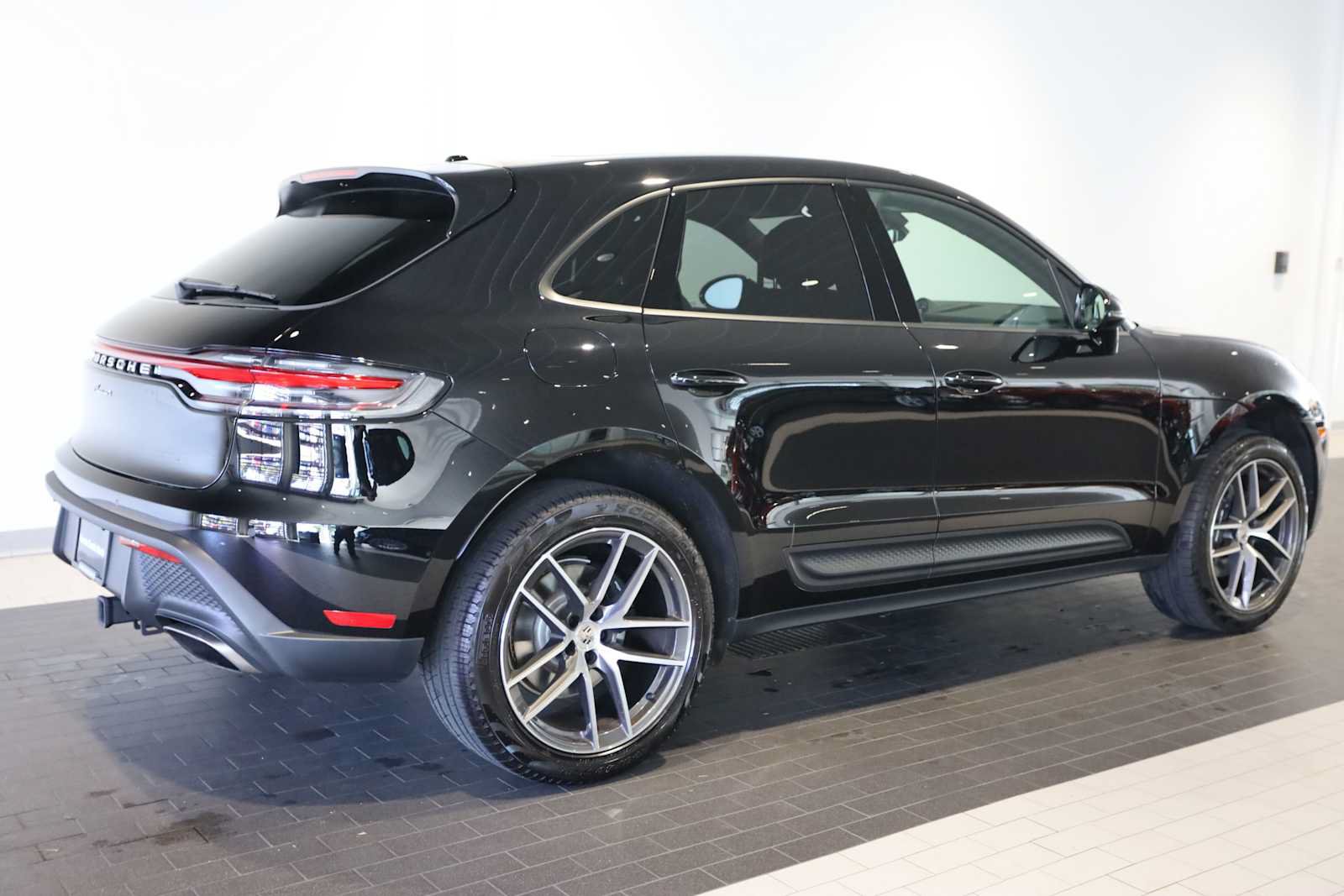 Used 2025 Porsche Macan AWD/4WD image 7