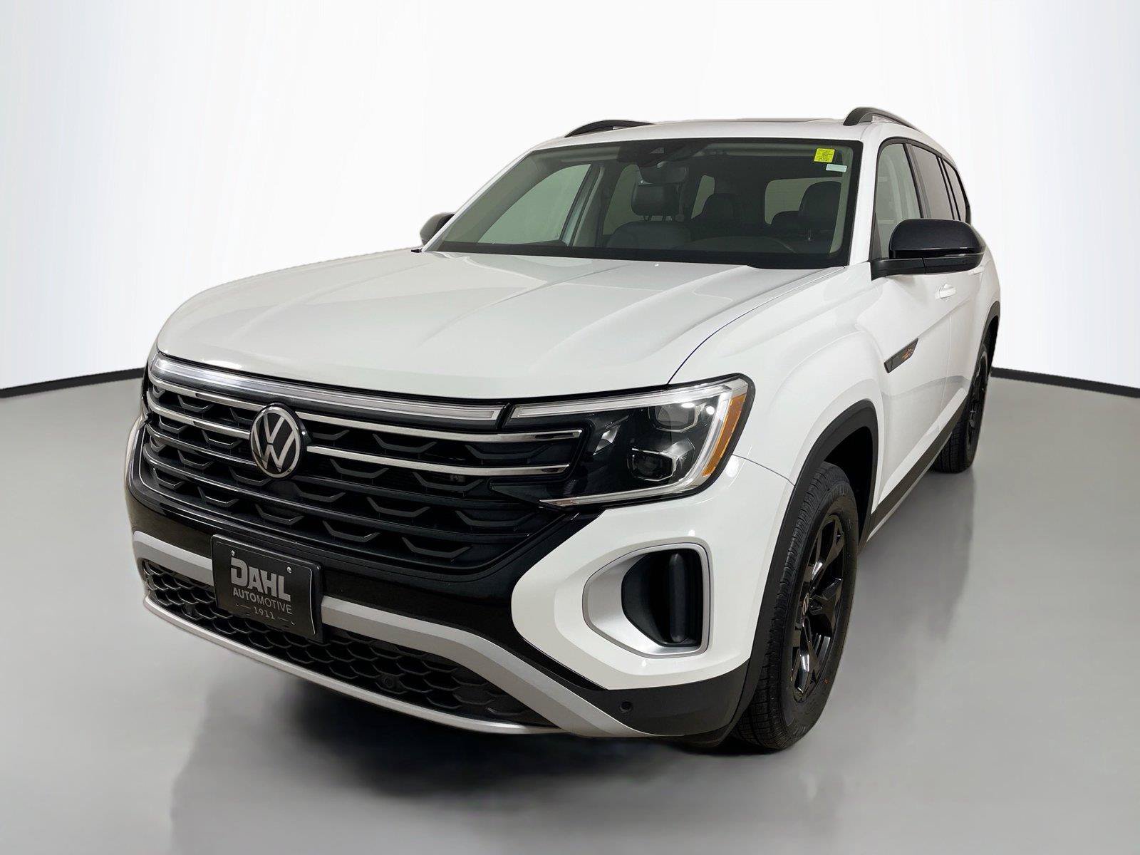 Used 2024 Volkswagen Atlas Peak Edition SE AWD/4WD image 4
