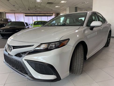 Used 2024 Toyota Camry SE image 3