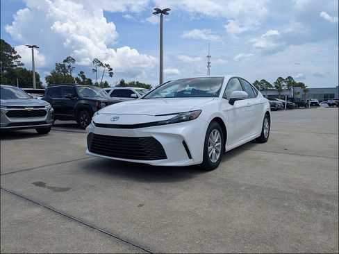 Used 2025 Toyota Camry LE FWD image 7