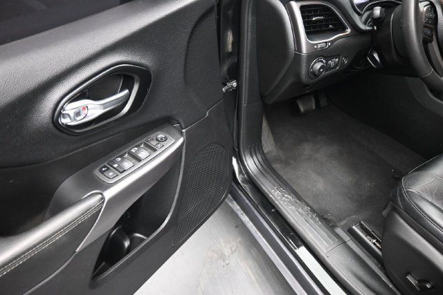 Used 2022 Jeep Cherokee Latitude Lux w/ Sun & Sound Group AWD/4WD image 18