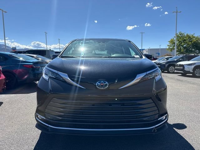 Used 2025 Toyota Sienna Limited FWD image 2