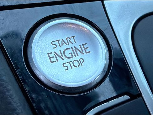 Used 2018 Volkswagen Golf R 4-Door image 34