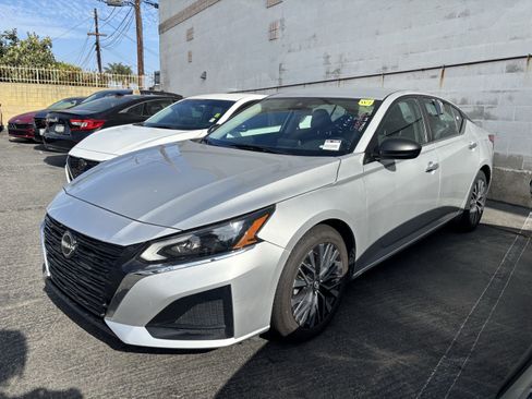 Used 2024 Nissan Altima 2.5 SV FWD image 2