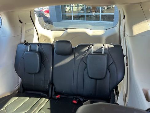 Used 2020 Chrysler Pacifica Touring-L image 16
