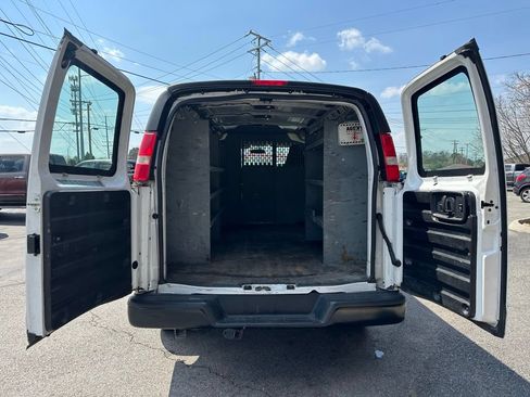 Used 2018 Chevrolet Express 2500 w/ Driver Convenience Package RWD image 7