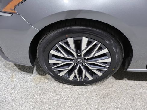 Used 2024 Nissan Altima 2.5 SV FWD image 8