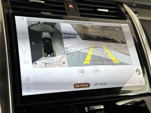 Certified 2025 Land Rover Discovery Metropolitan Edition image 18