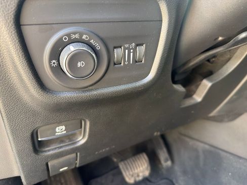 Used 2022 Jeep Grand Cherokee Limited image 15