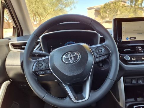 Used 2025 Toyota Corolla Cross XLE w/ Convenience Package FWD image 19