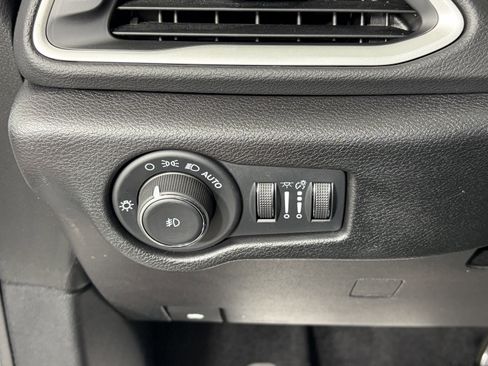 Used 2025 Chrysler Pacifica Select image 26