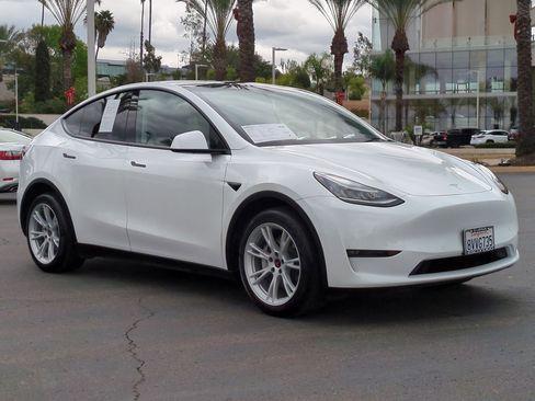 Used 2021 Tesla Model Y Long Range image 3