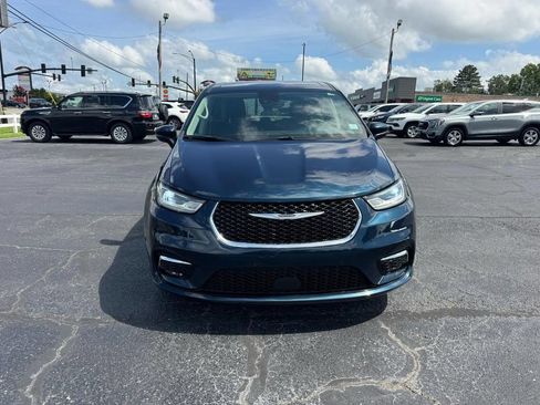 Used 2023 Chrysler Pacifica Touring-L FWD image 3