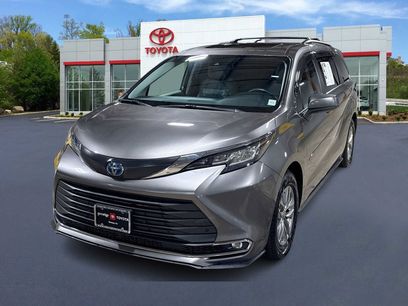 Used 2022 Toyota Sienna XLE