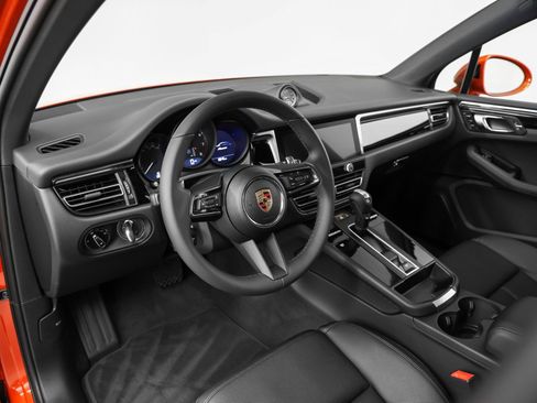 Certified 2025 Porsche Macan AWD/4WD image 4