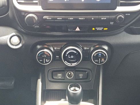Used 2025 Hyundai Venue SEL FWD image 21