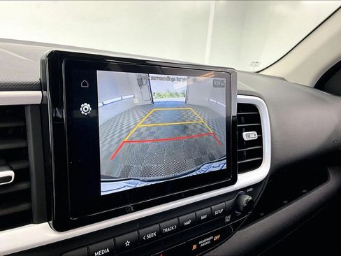 Used 2024 Hyundai Venue Limited FWD image 21