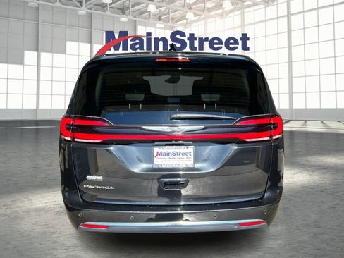 Used 2023 Chrysler Pacifica Touring-L FWD image 4
