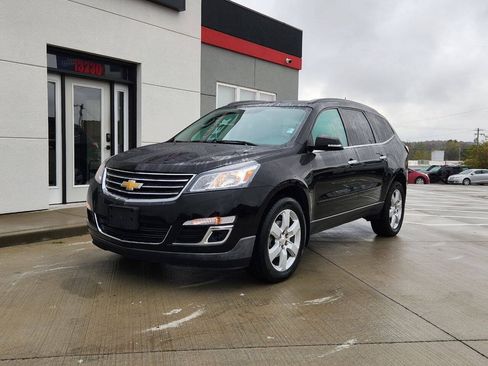Used 2016 Chevrolet Traverse LT w/ Style and Technology Package FWD image 2