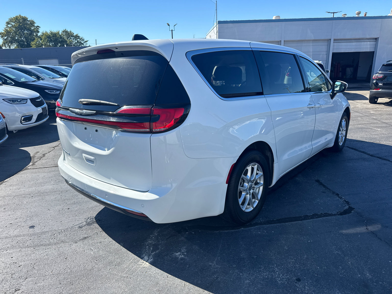 Used 2023 Chrysler Pacifica Touring-L FWD image 5