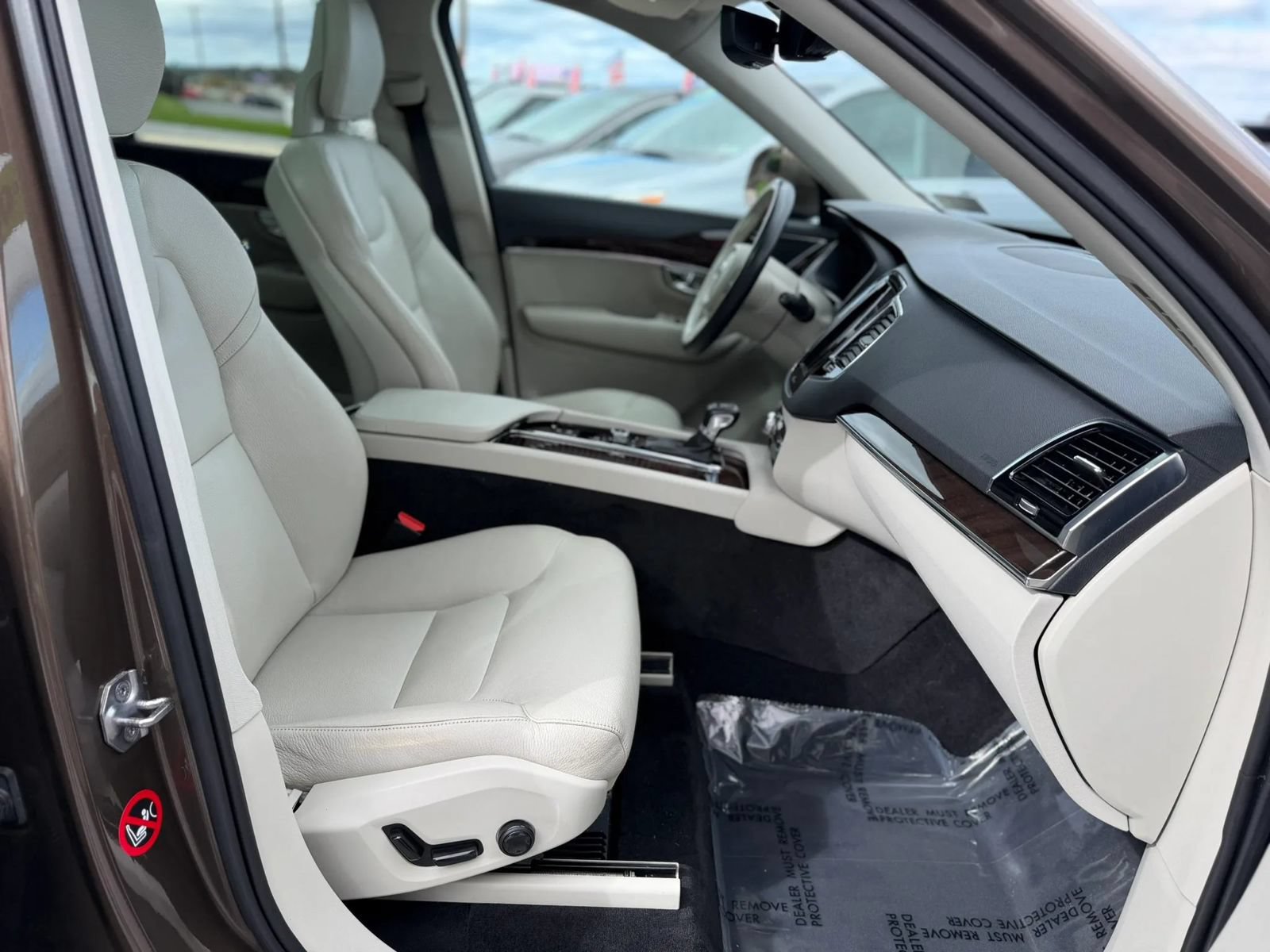 Used 2016 Volvo XC90 T6 Momentum w/ Momentum Plus Package AWD/4WD image 12