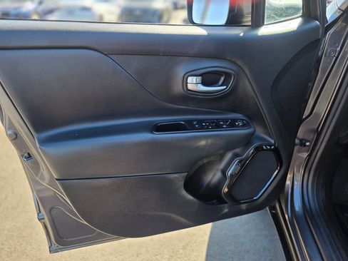 Used 2017 Jeep Renegade Altitude image 18