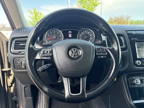 Used 2014 Volkswagen Touareg Sport AWD/4WD image 17