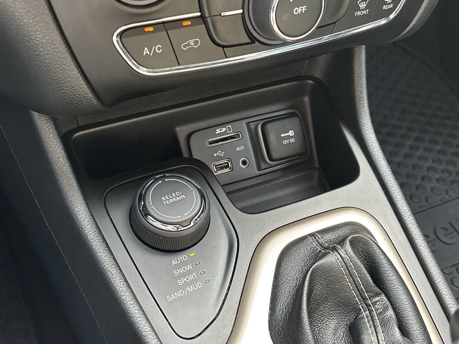 Used 2018 Jeep Cherokee Latitude w/ Altitude Package AWD/4WD image 22