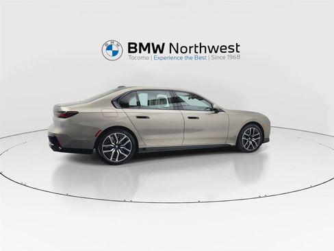 Used 2025 BMW 760i xDrive w/ Premium Package AWD/4WD image 4