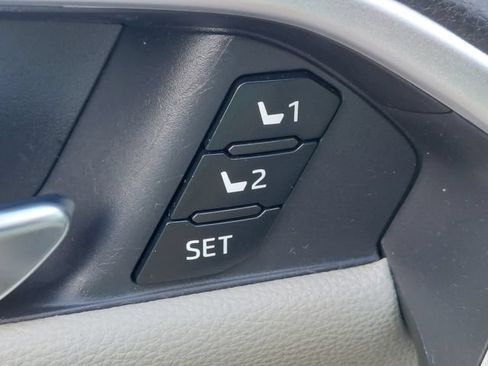 Used 2019 Toyota RAV4 Limited AWD/4WD image 17