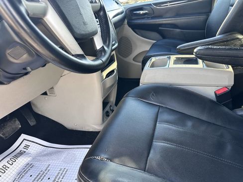 Used 2016 Chrysler Town & Country Touring image 3