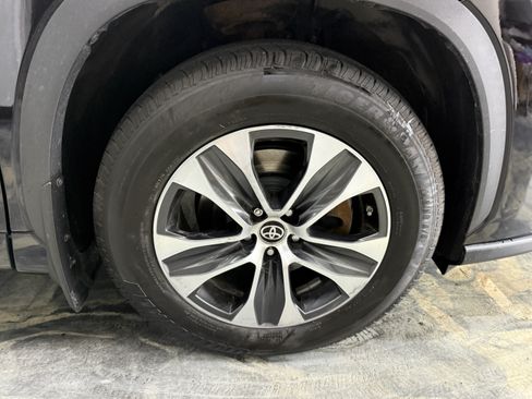 Used 2021 Toyota Highlander XLE AWD/4WD image 28