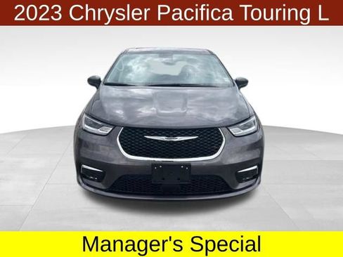 Used 2023 Chrysler Pacifica Touring-L FWD image 2