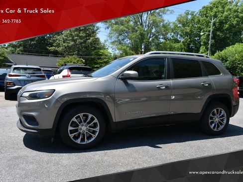 Used 2019 Jeep Cherokee Latitude Plus w/ Comfort/Convenience Group FWD image 1