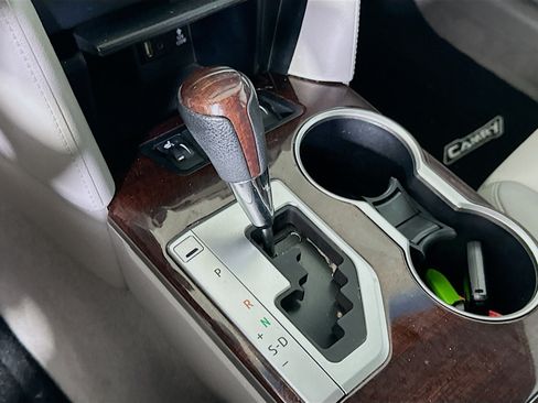 Used 2012 Toyota Camry XLE w/ Leather Pkg FWD image 24