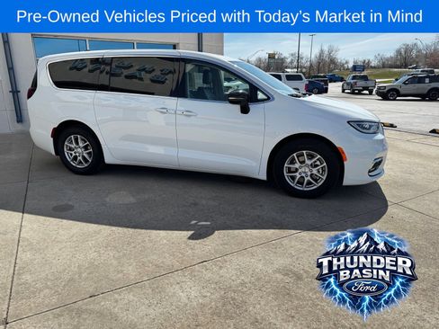 Used 2024 Chrysler Pacifica Touring-L FWD image 10