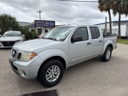 Used 2016 Nissan Frontier SV image 2