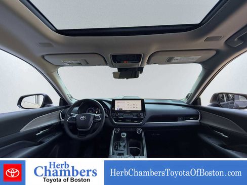Used 2025 Toyota Grand Highlander AWD image 6